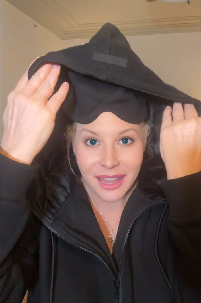 Jamielee wearing the Onyx Comfrt VIP Airplane Mode Travel Hoodie